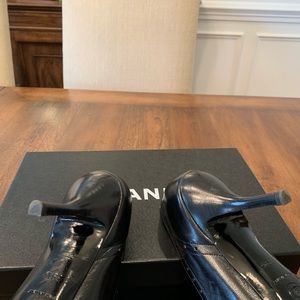 Chanel black leather pump